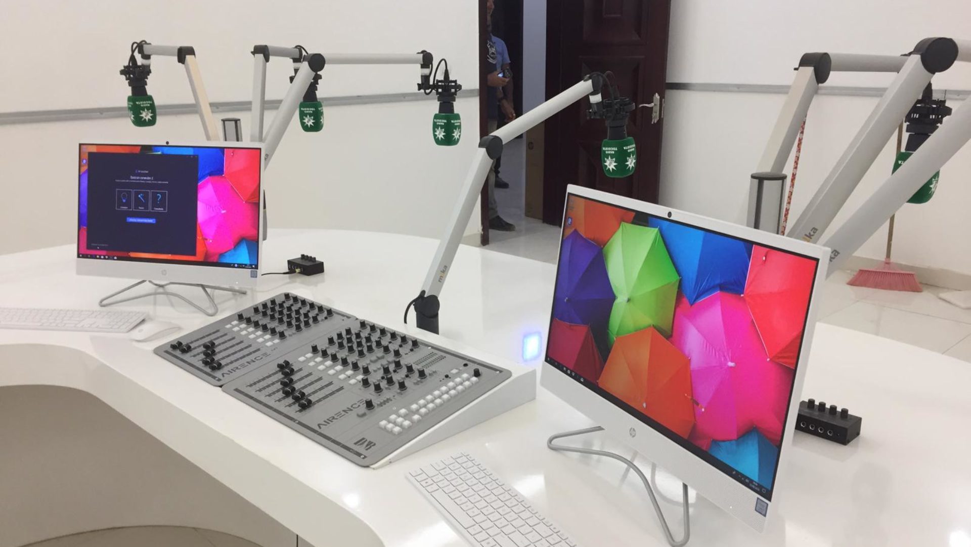 Estudio de radio con mesa de mezclas y micrófonos